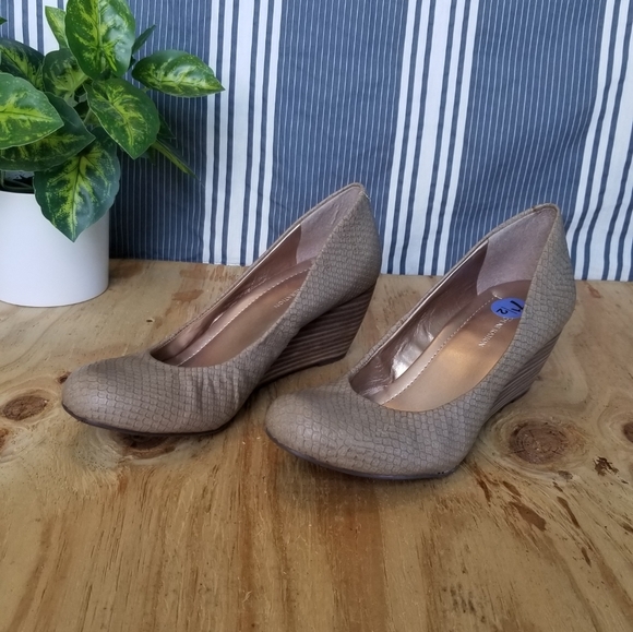 BCBGeneration Nude Faux snakeskin wedges size 7.5 - Picture 4 of 6